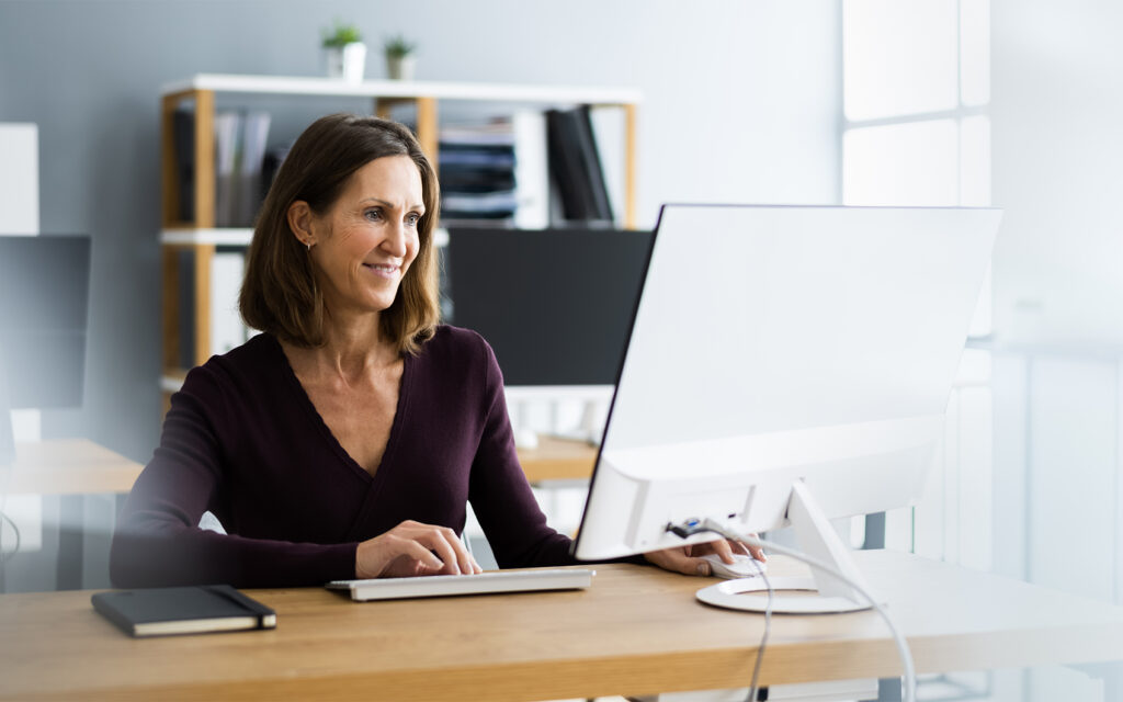 Frau am Computer im Büro