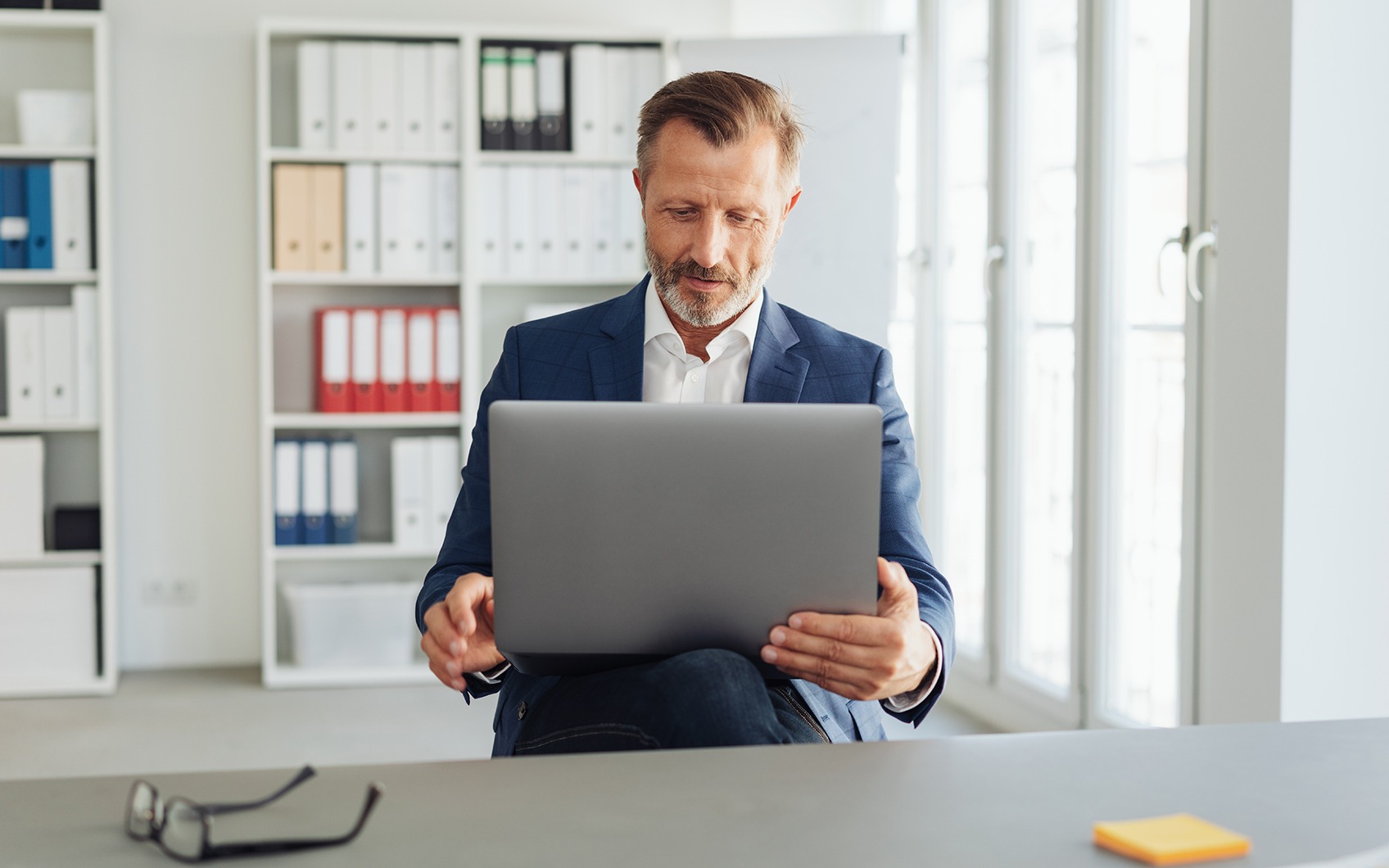 Mann im Büro mit Laptop