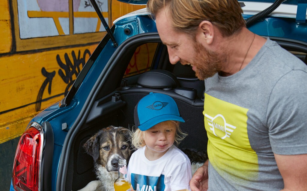 MINI Familie im Kofferraum essen