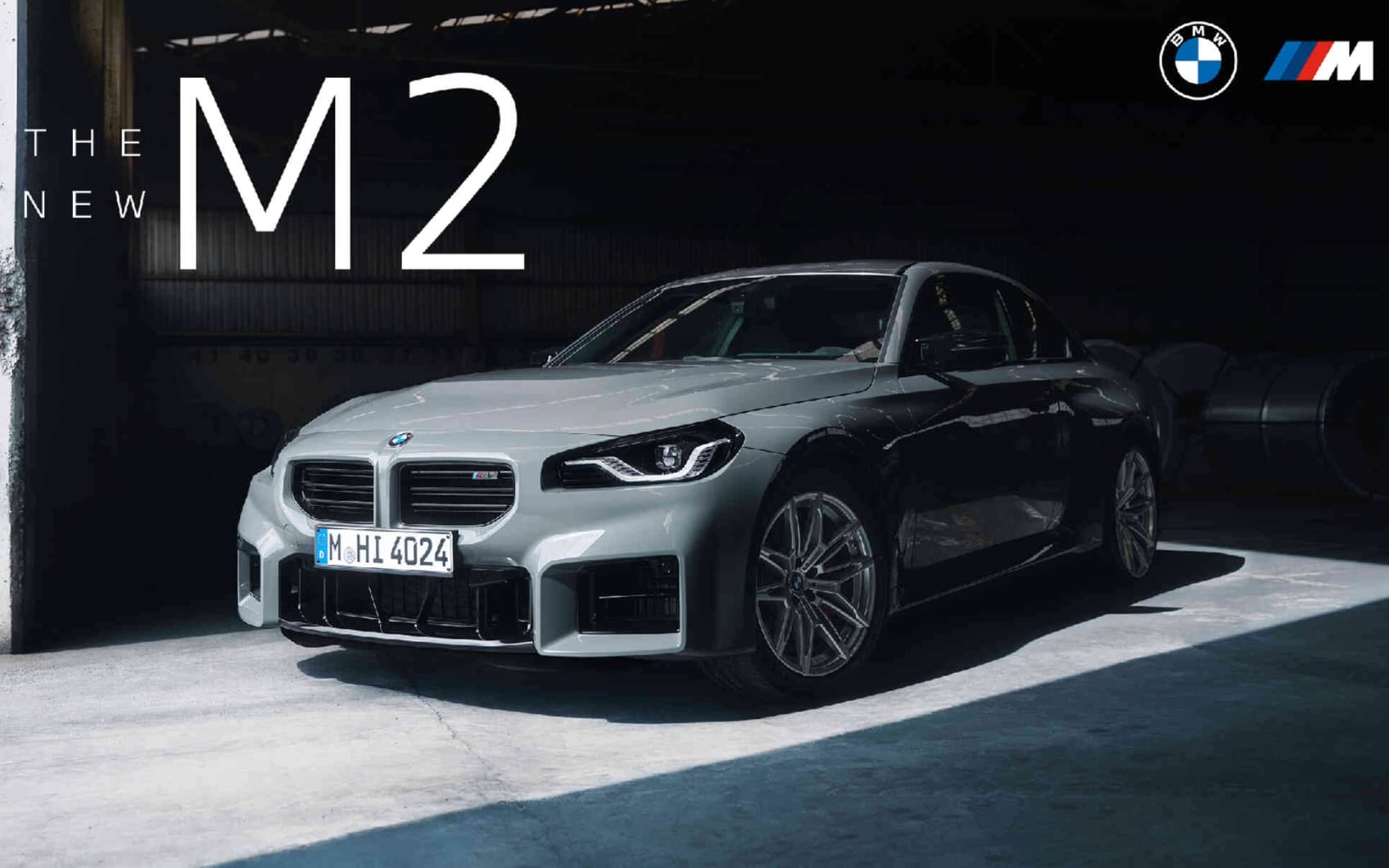 grauer BMW M2 in einer Garage