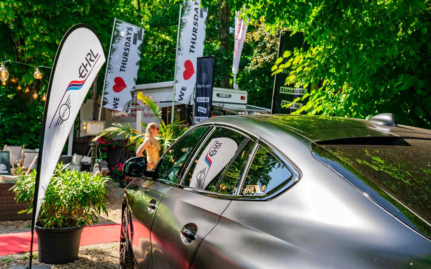 Partylocation "We love Thursdays!" mit einem grauen BMW von Autohaus Ehrl