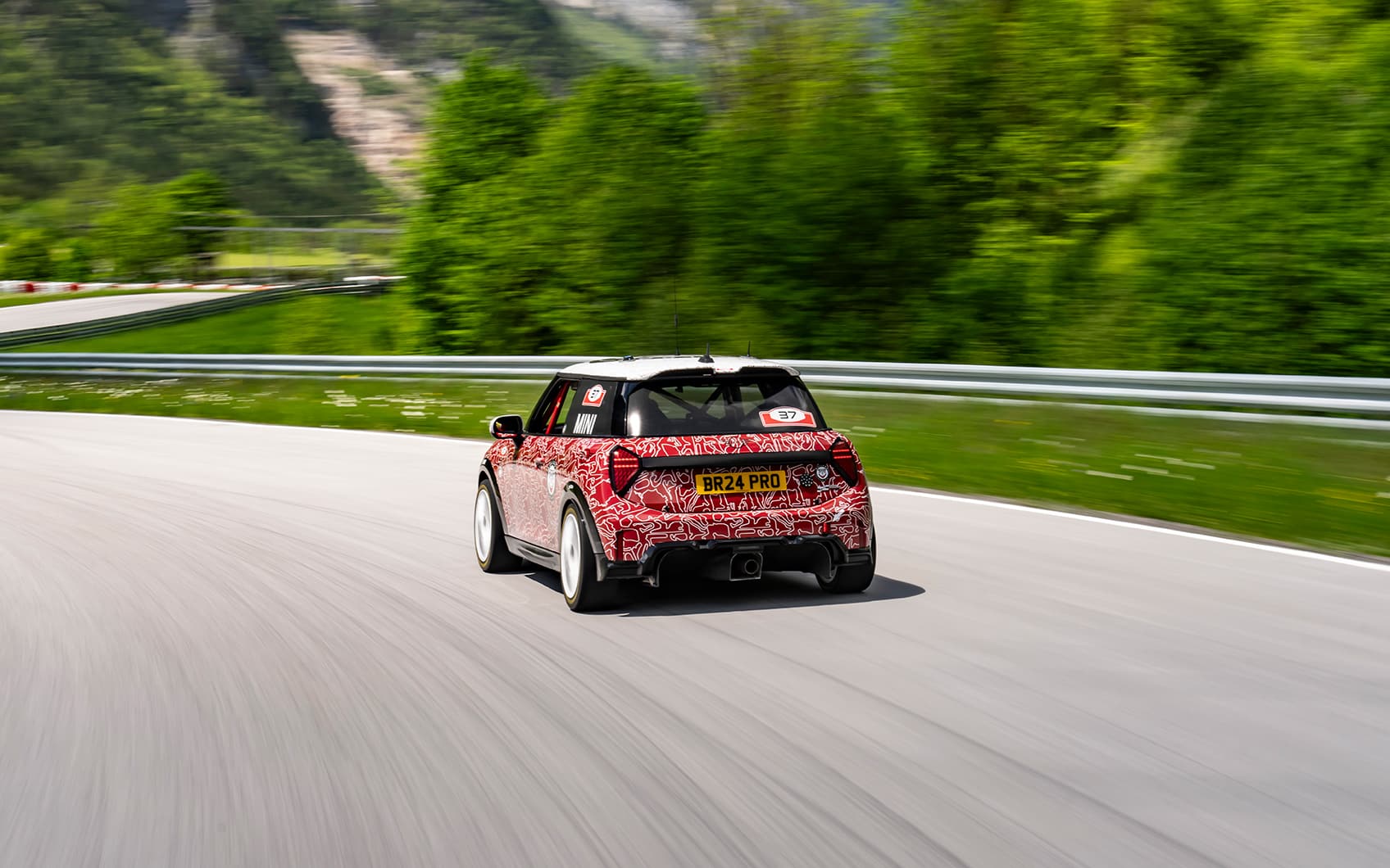 P90549850_highRes_mini-john-cooper-wor-teaser