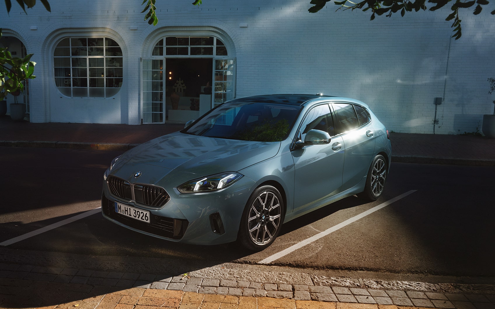 Der neue BMW 1er auf einem Parkplatz