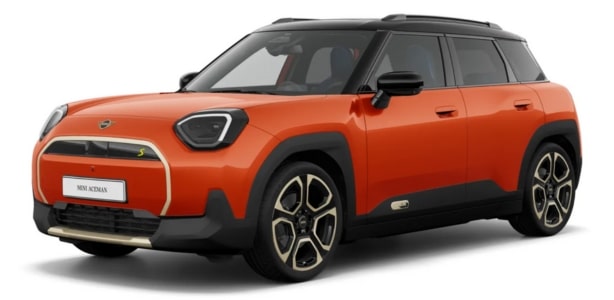 Orangefarbener MINI Aceman SUV mit markantem Design vor neutralem Hintergrund frontal seitlich.