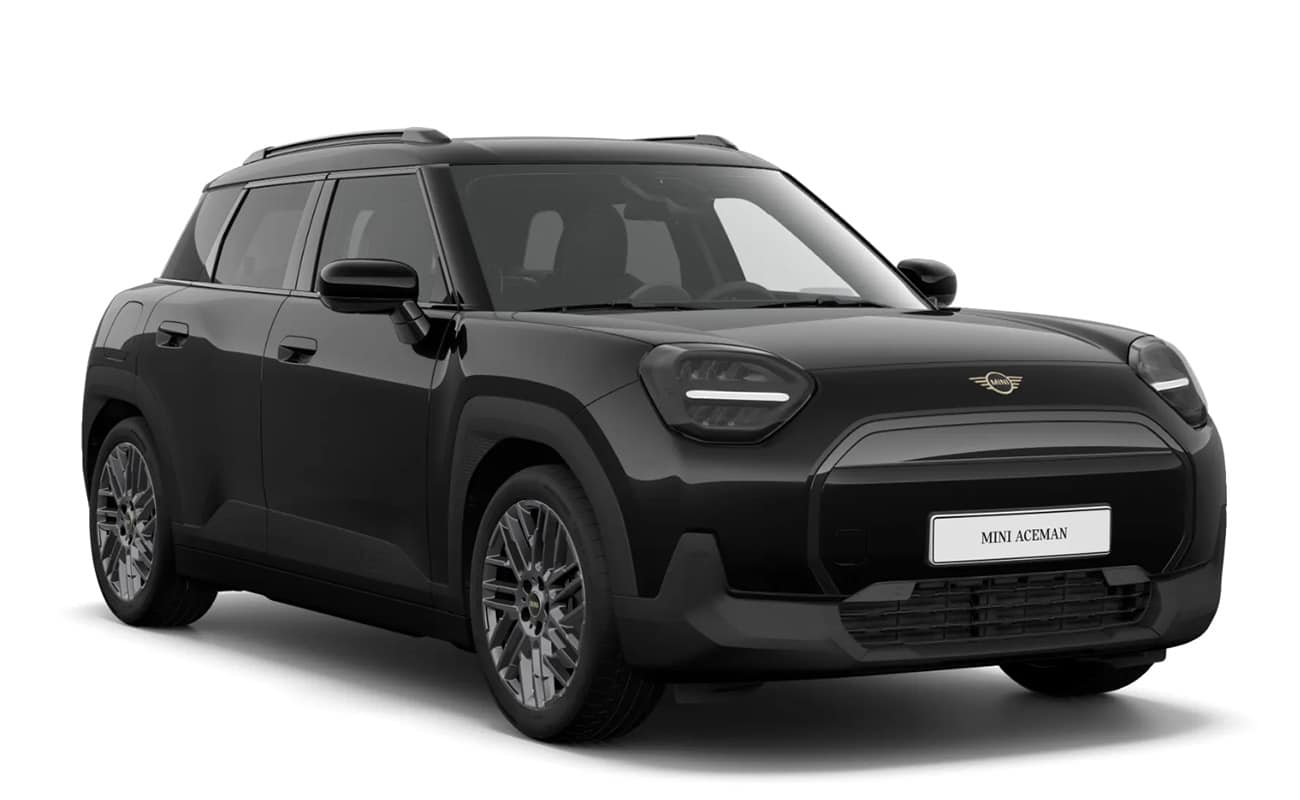 Schwarzer elektrischer Mini Aceman Crossover in schräger Frontansicht vor weißem Hintergrund.