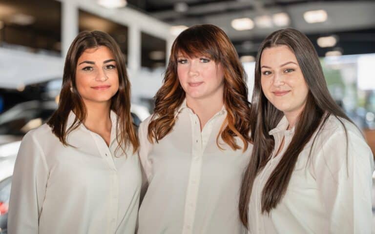 Service Team Mitarbeiter vom BMW Autohaus Ehrl in Halle Gruppenfoto