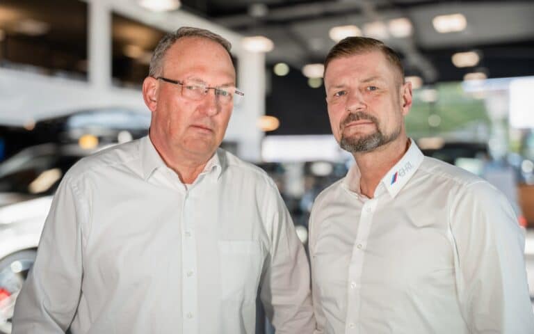 Verkaufsteam Mitarbeiter vom BMW Autohaus Ehrl in Halle Gruppenfoto