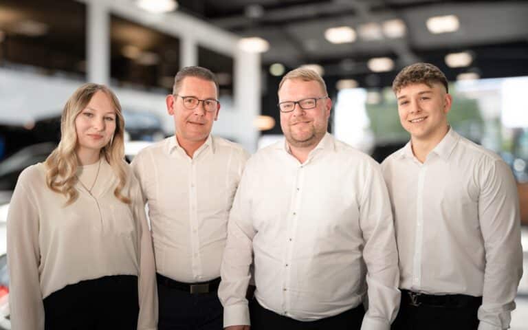 Verkaufsteam Mitarbeiter vom BMW Autohaus Ehrl in Dessau Gruppenfoto