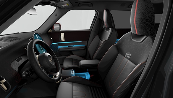 Aufnahme durch die geöffnete Fahrertür eines MINI John Cooper Works Countryman ALL4 mit Fokus auf das Cockpit