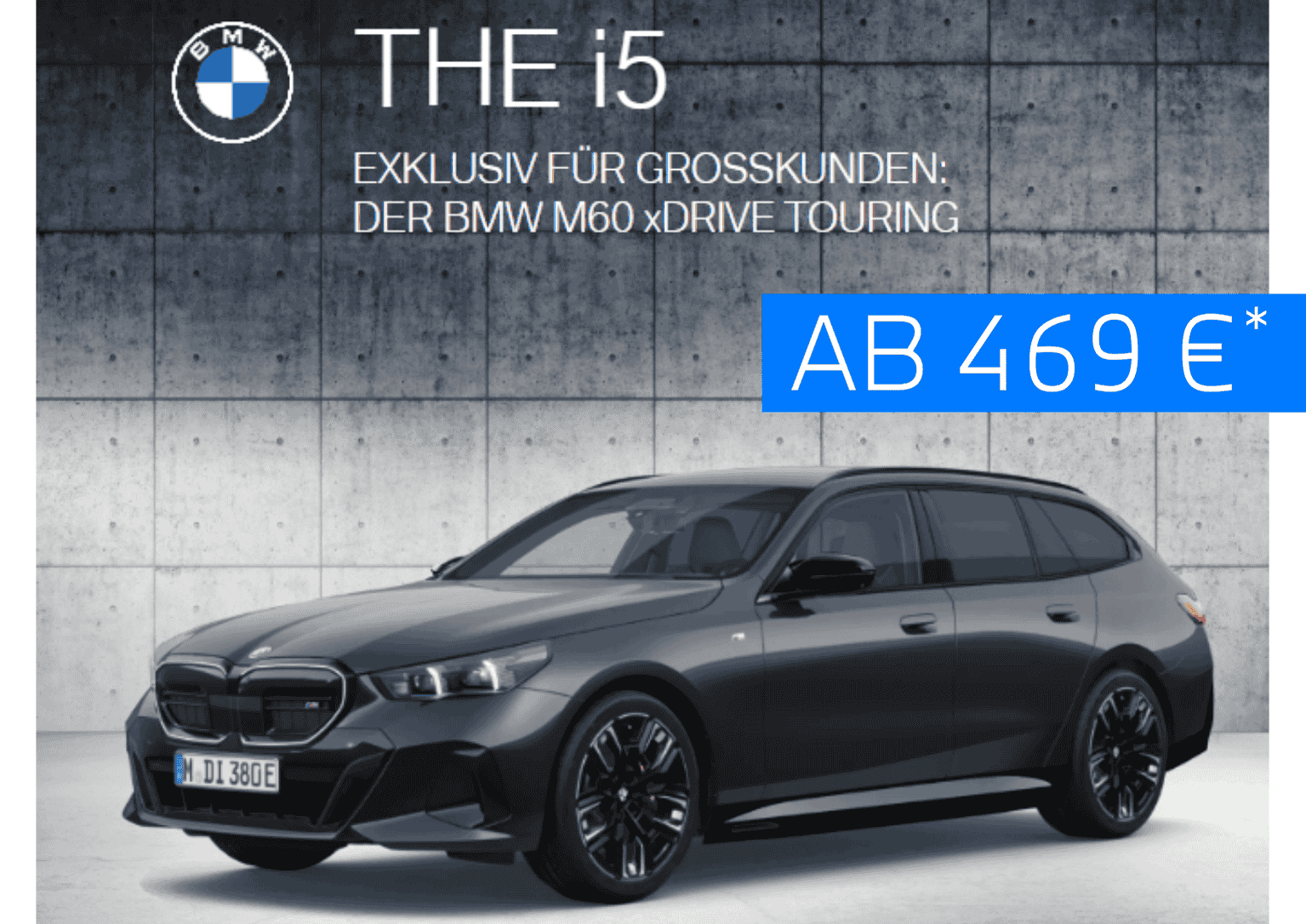 grauer BMW i5 Touring vor einer Steinmauer