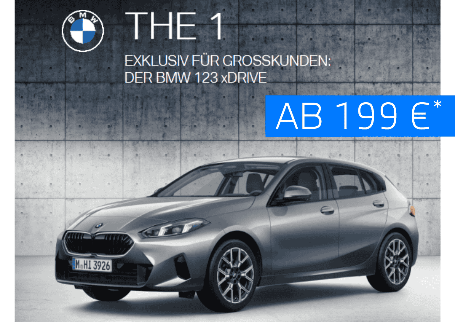 BMW 1er in grau vor Steinmauer