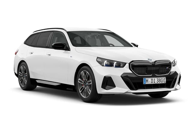 Weißer BMW i5 Touring mit sportlichem Design und LED-Front vor weißem Hintergrund