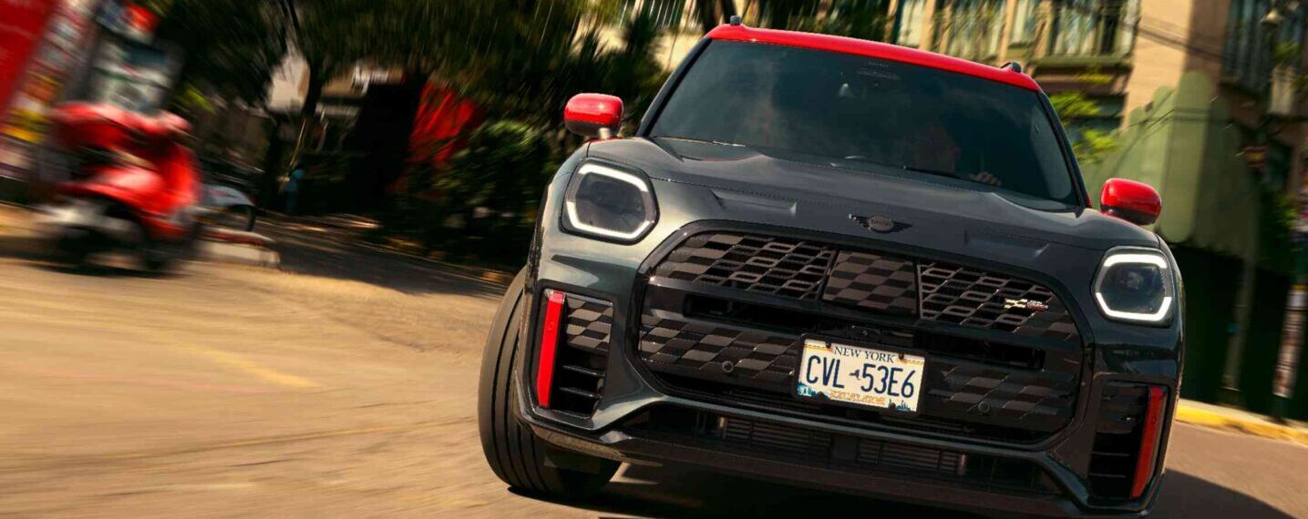 MINI Countryman JCW ALL4 mit rotem Dach und sportlicher Front im urbanen Stadtumfeld
