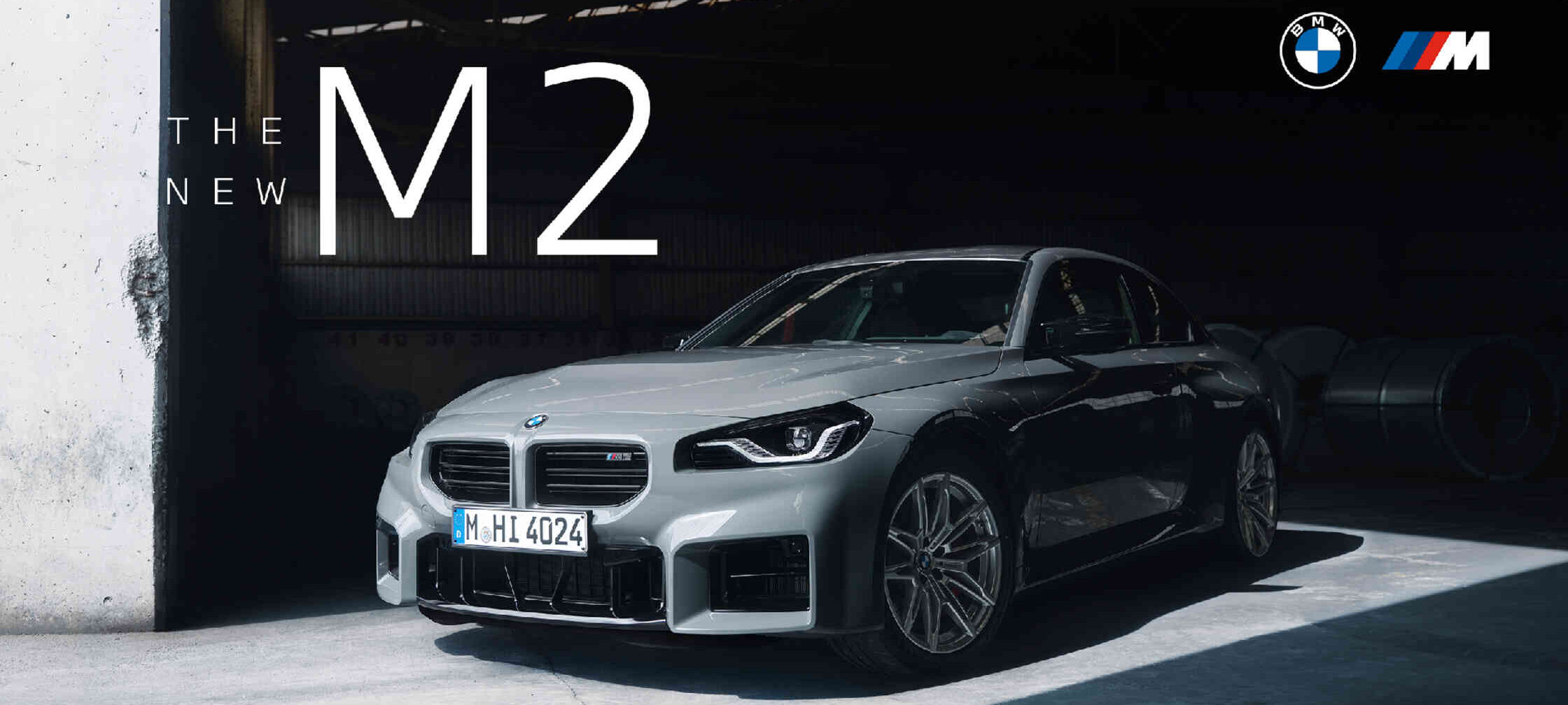Grauer BMW M2 in einer Garage