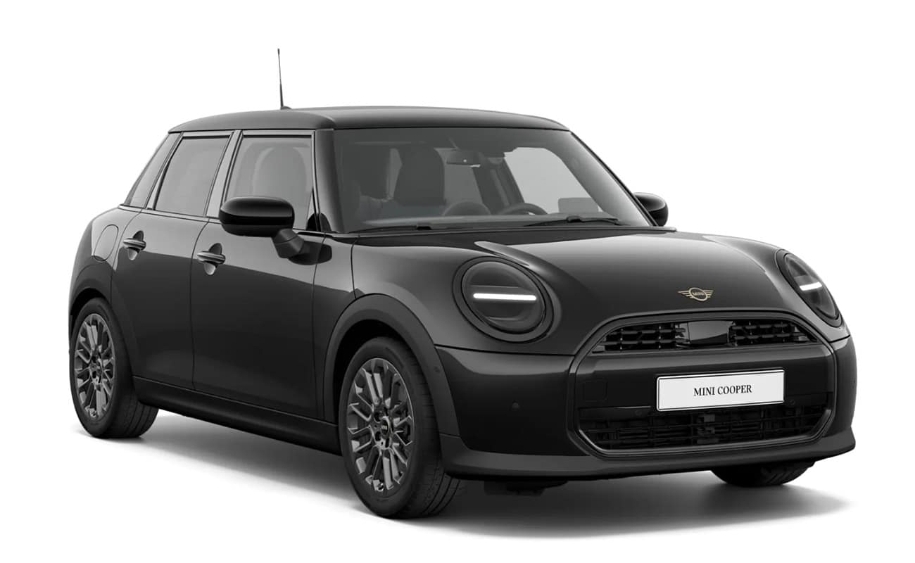 Schwarzer Mini Cooper Fünftürer in schräger Frontansicht vor weißem Hintergrund.