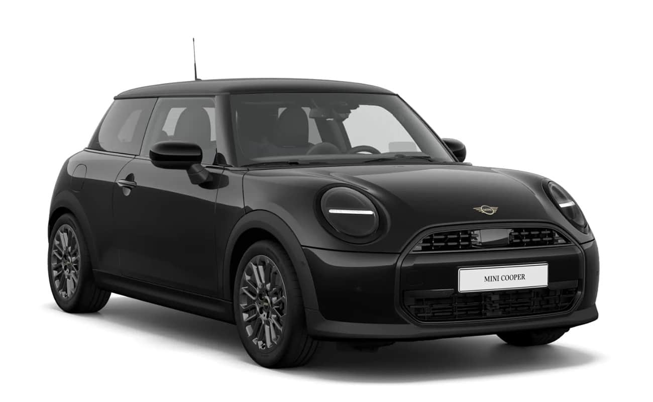 Schwarzer Mini Cooper Dreitürer in schräger Frontansicht vor weißem Hintergrund.