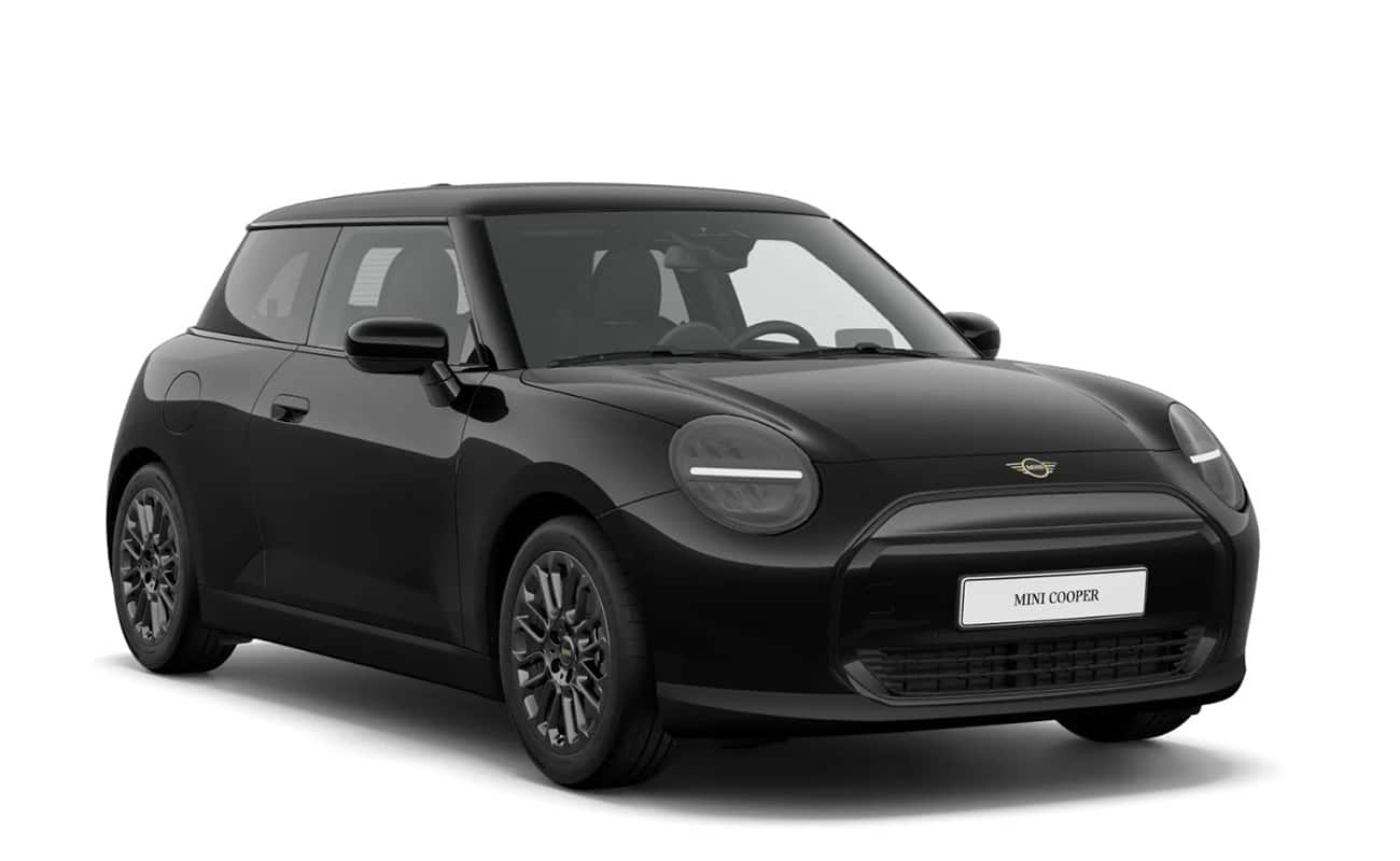 Schwarzer elektrischer Mini Cooper Dreitürer in schräger Frontansicht vor weißem Hintergrund.