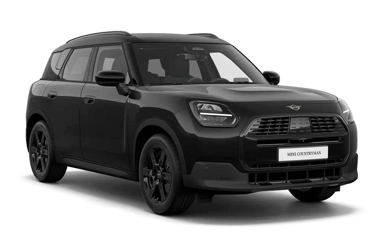 Schwarzer Mini Countryman SUV in schräger Frontansicht vor weißem Hintergrund.