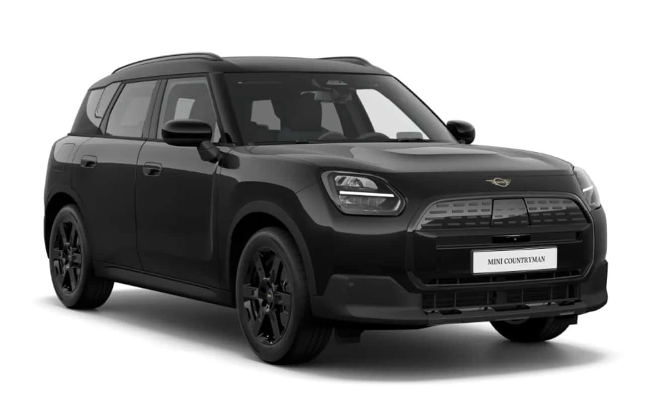 Schwarzer elektrischer Mini Countryman SUV in schräger Frontansicht vor weißem Hintergrund.