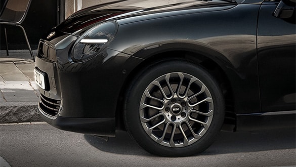 Front des MINI Cooper Blackyard im Profil in Nahaufnahme