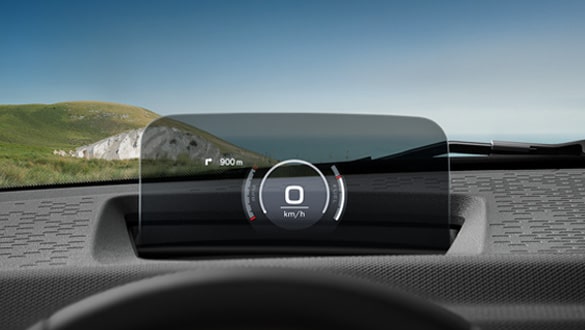 MINI Head Up-Display. Durch die Frontscheibe ist die Küste und Meer zu sehen