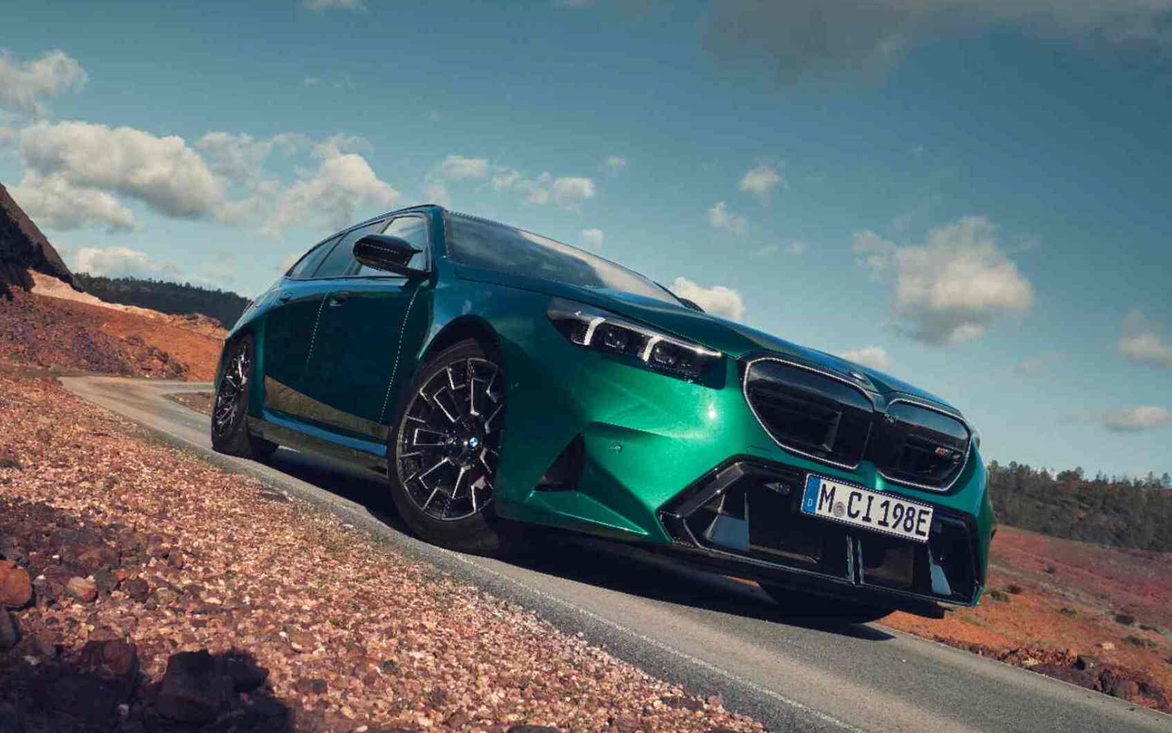 grüner BMW M5 Touring auf Landstraße