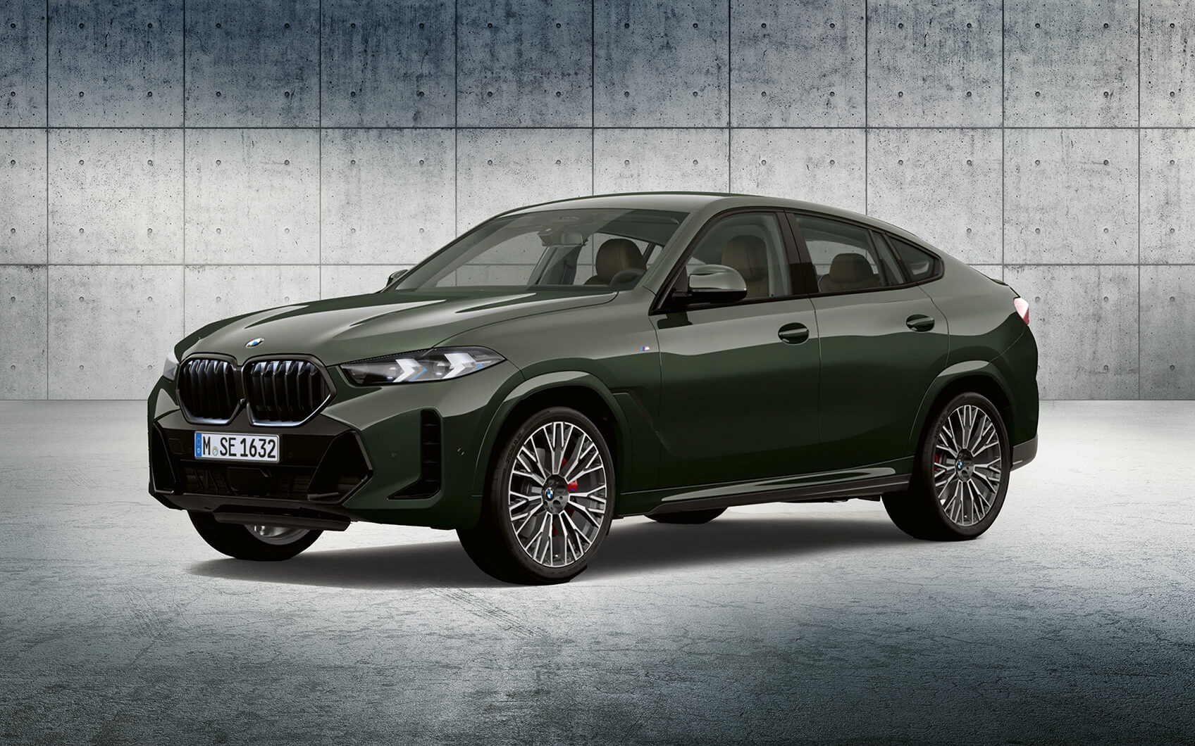 Grüner BMW X6 40d vor Betonwand