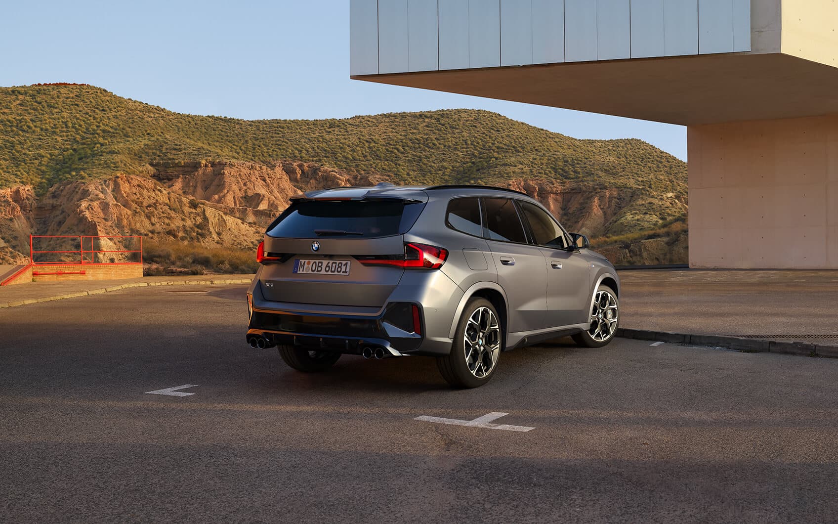 BMW X1 M von hinten in Landschaft