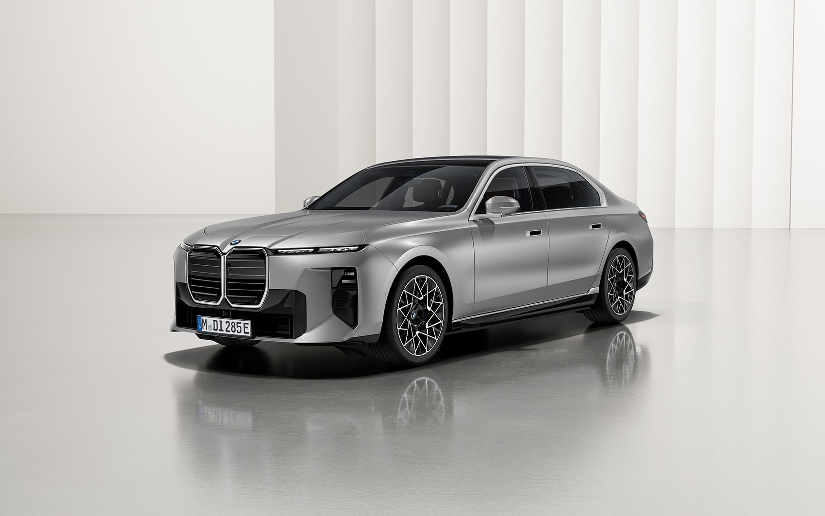Silberner BMW i7 in Frontansicht in hellem Studio