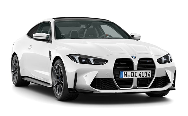 Weißes BMW M4 Coupé mit sportlicher Frontansicht und dunklem Dach vor hellem Hintergrund.