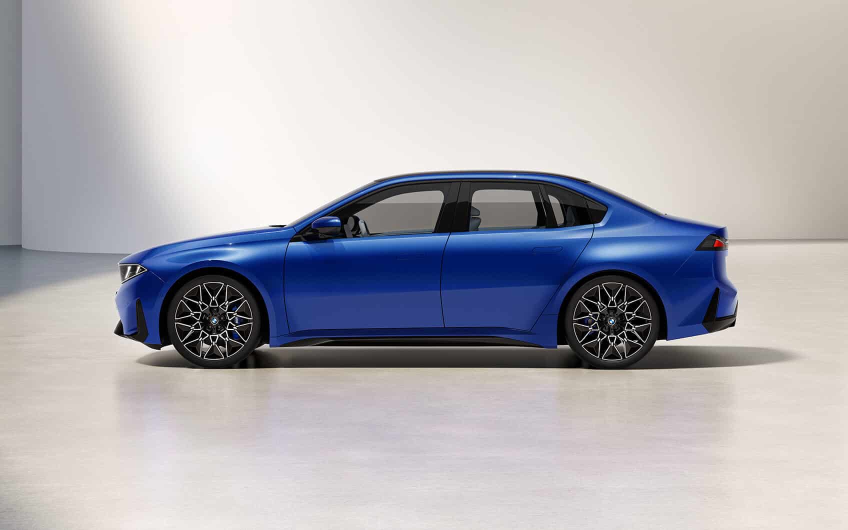 Blaue BMW i3 Limousine in der Seitenansicht