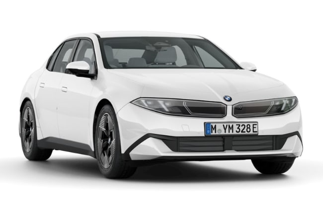 Weißer BMW i3 als Limousine in schräger Frontansicht vor weißem Hintergrund.