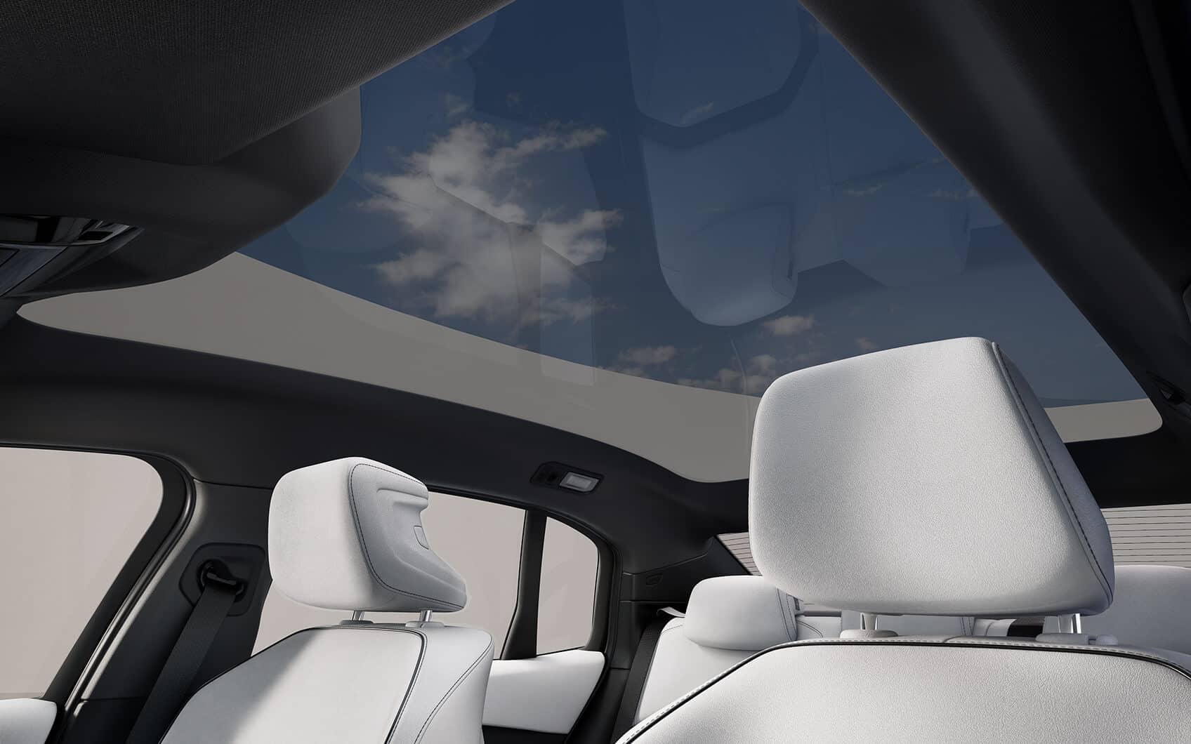 Innenraum der BMW i3 Limousine mit Panoramaglasdach und weißen Sitzen