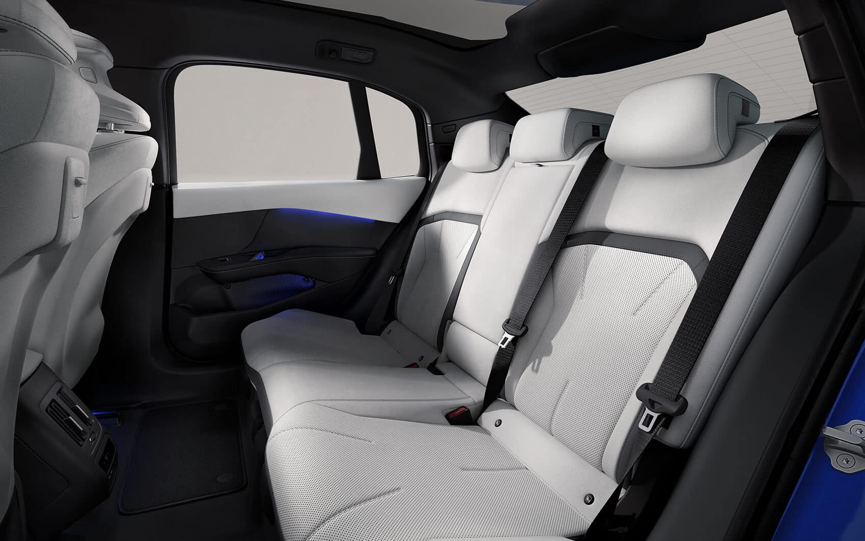 Rückbank der BMW i3 Limousine mit Sitzen in Digital White Bicolor und blauer Ambientebeleuchtung