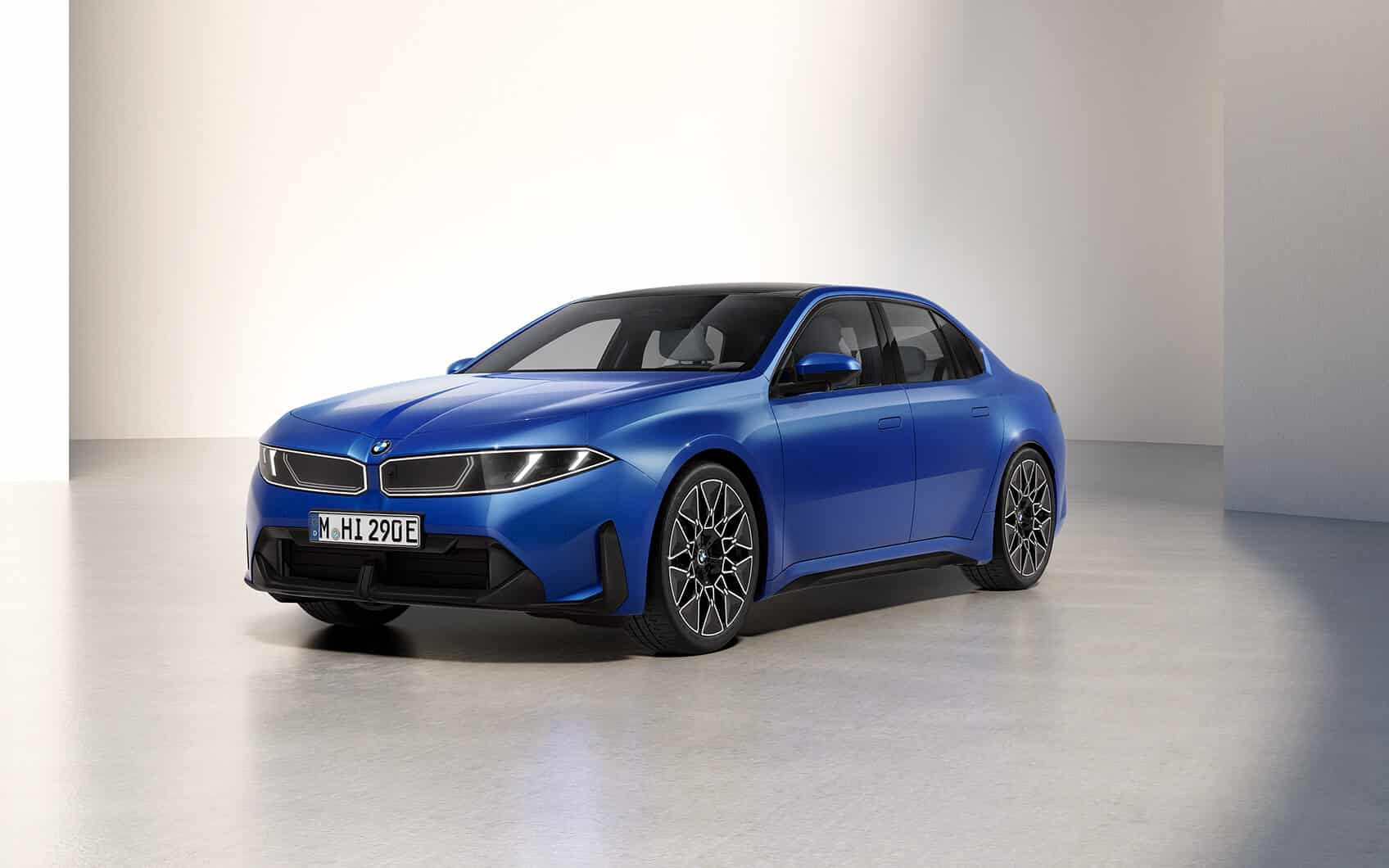 Blaue BMW i3 Limousine in Frontansicht vor hellem Studiohintergrund.