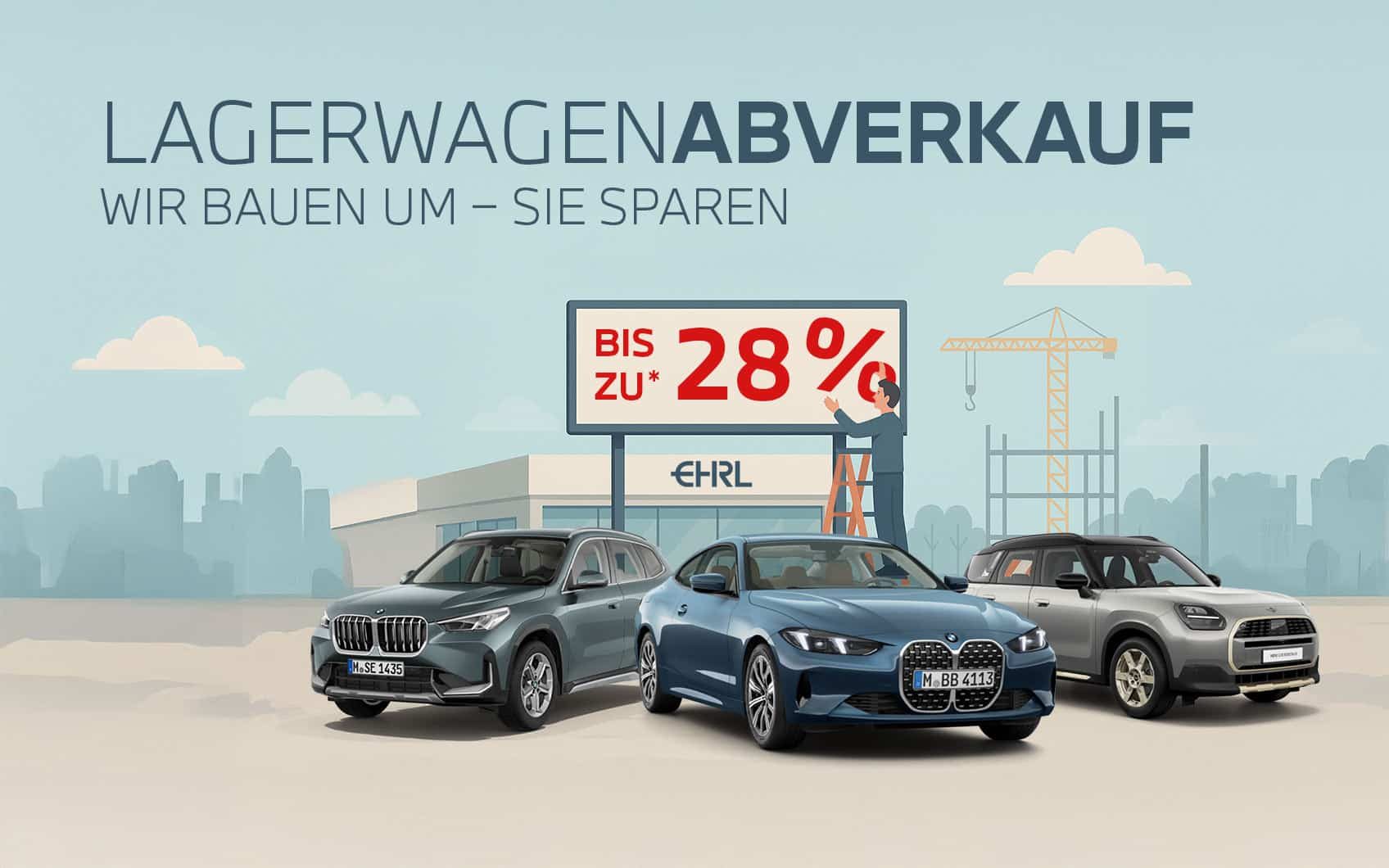 Drei Autos vor einem Autohaus mit Baustelle und Werbeschild „Bis zu 28 %“, darüber Schriftzug „Lagerwagenabverkauf – Wir bauen um, Sie sparen“